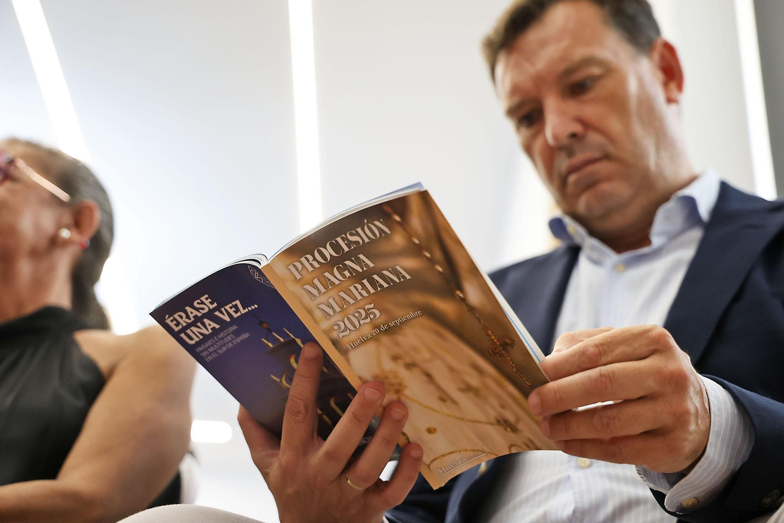 Imágenes de presentación de la guía de la Procesión Magna Mariana 2025 de Huelva Información