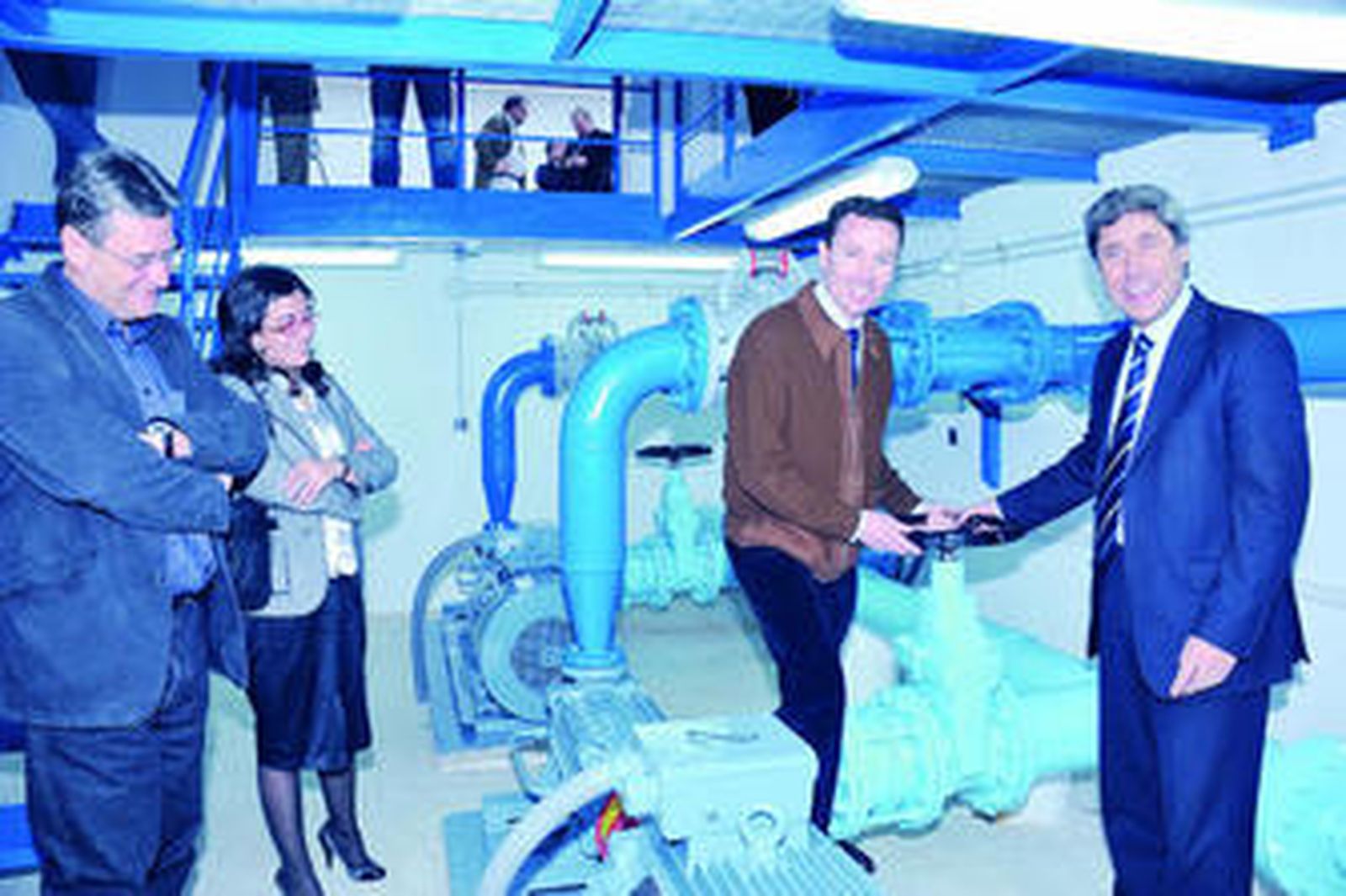 Visita de Francisco Pulido (derecha) a instalaciones de Emproacsa.