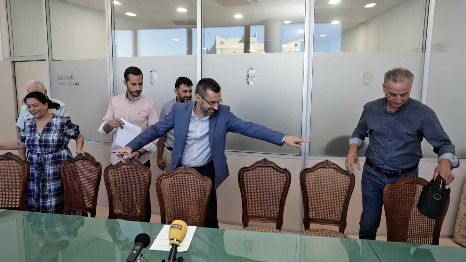 Juan Franco distribuye los asientos en la presentación del equipo de gobierno.