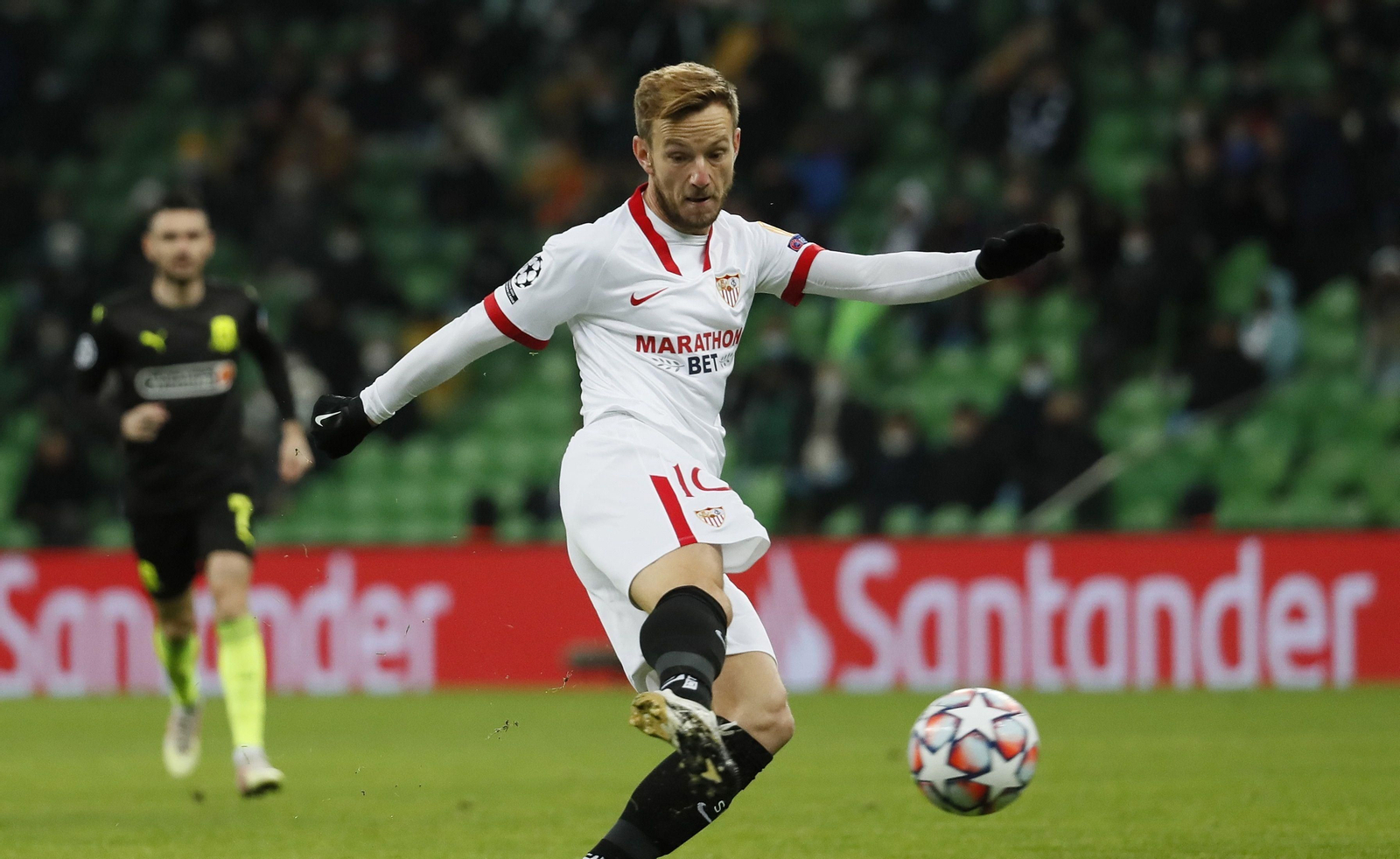 Rakitic chuta en el momento del gol.