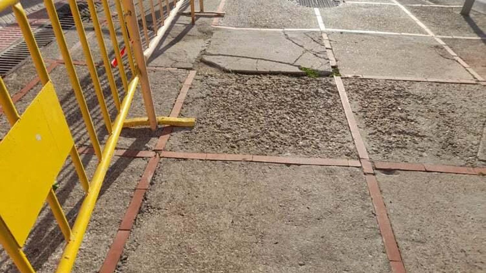 Acerado en mal estado que se ha quedado sin arreglar en la barriada.