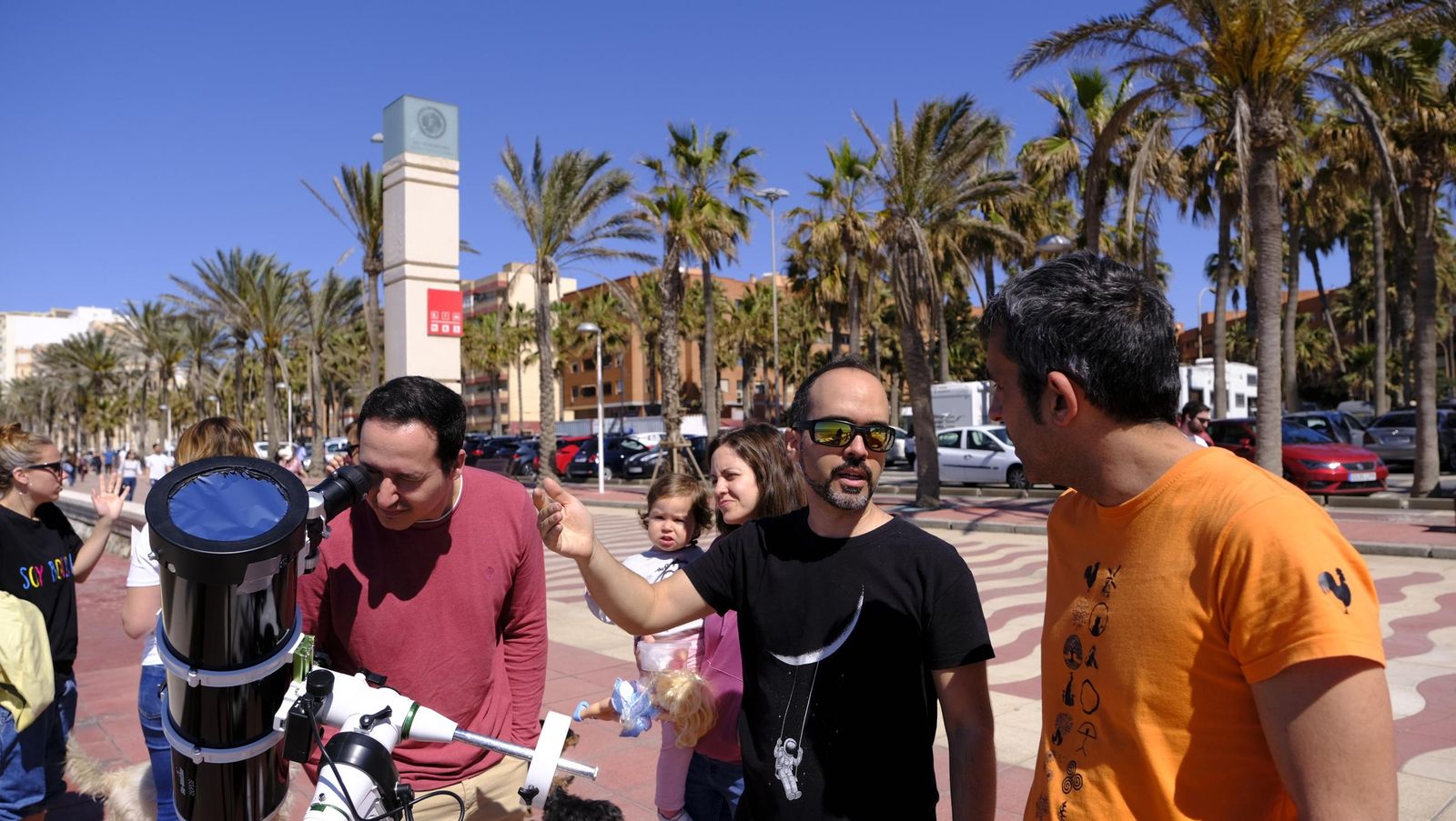 Almería observa el eclipse solar desde el Paseo Marítimo, en imágenes