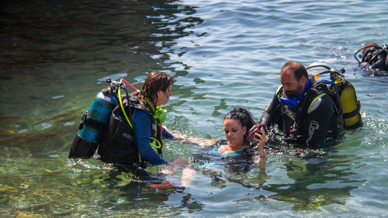 Una de las participantes con dos instructores