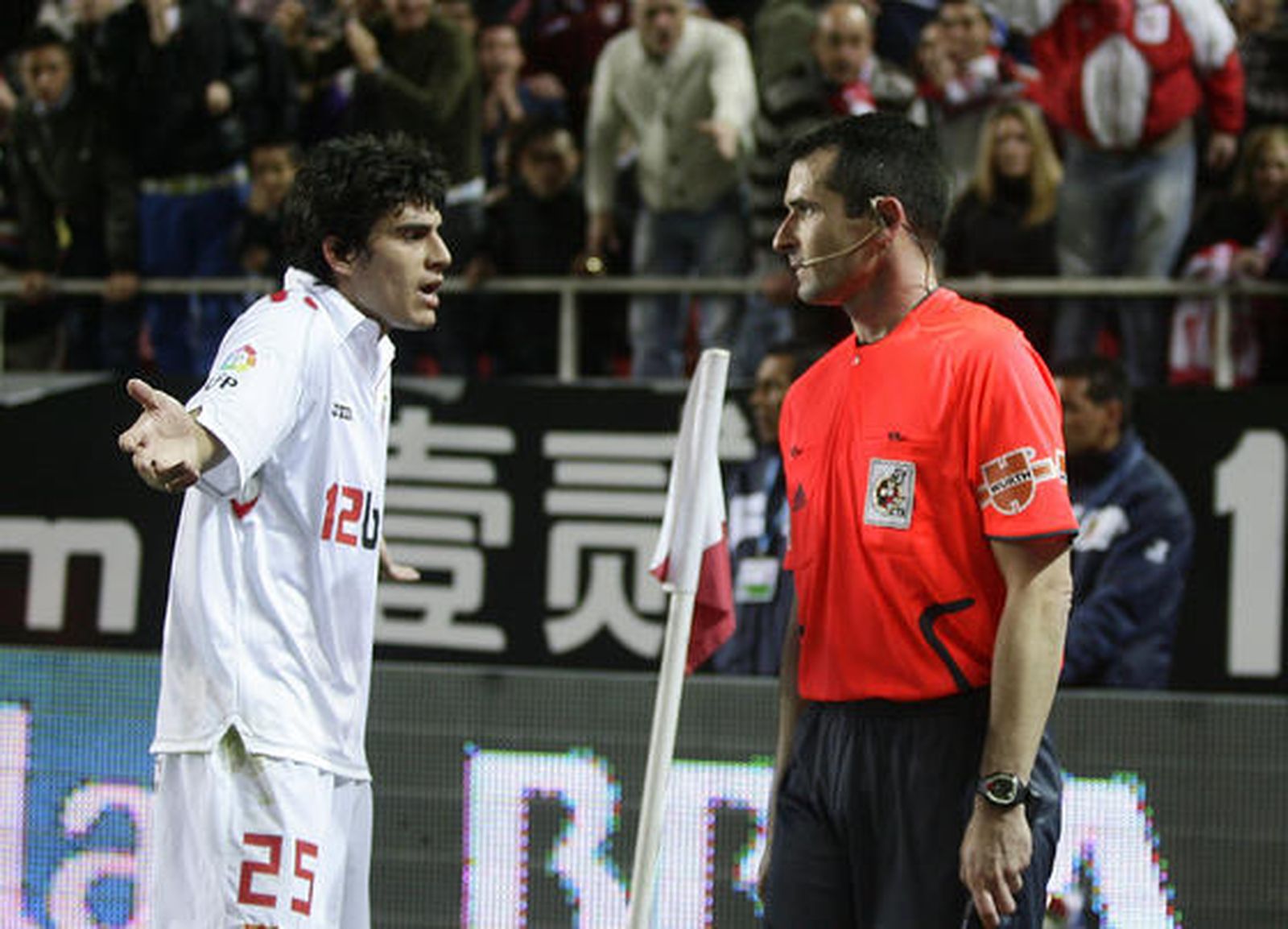 El Sevilla deja escapar otros dos puntos en su casa ante el Dépor y ya acumula 16 puntos perdidos en casa. / Antonio Pizarro