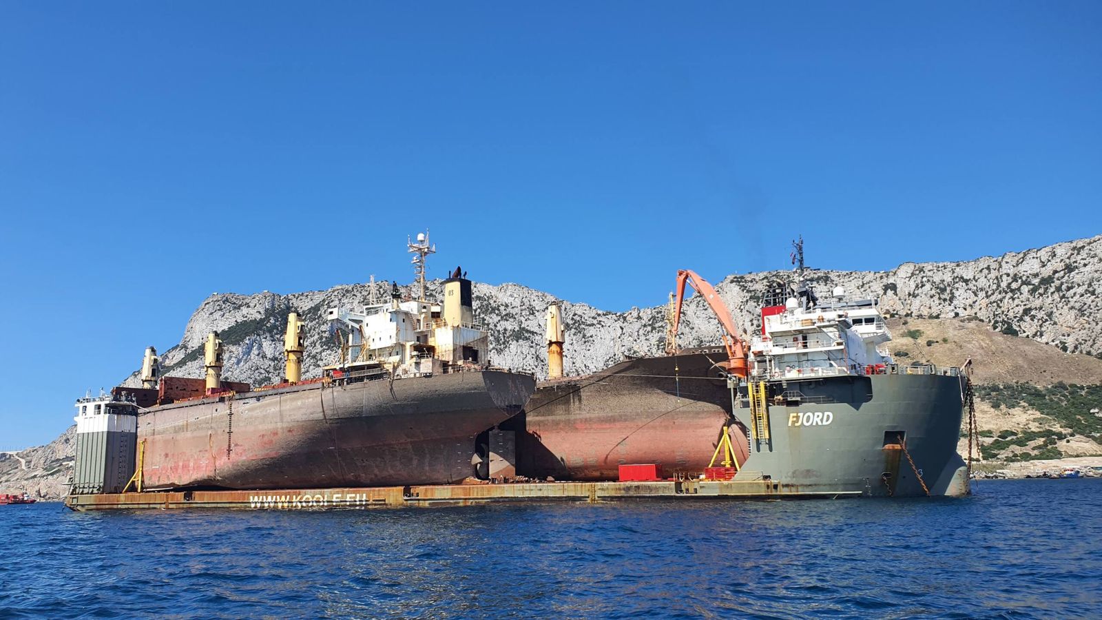 Una operación de bunkering en la cara este de Gibraltar.