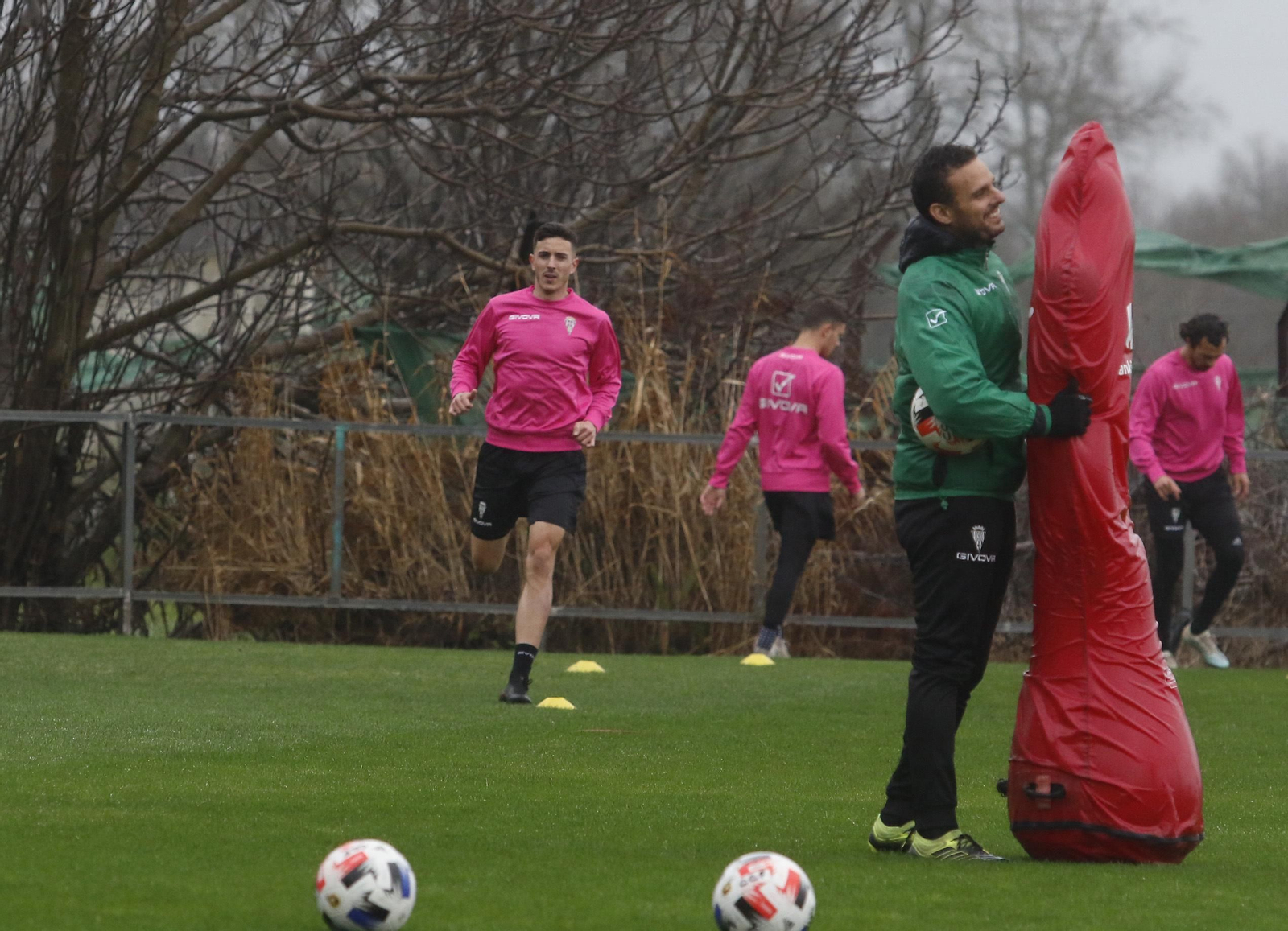 Alberto Ródenas esprinta durante un ejercicio en un entrenamiento en la Ciudad Deportiva.