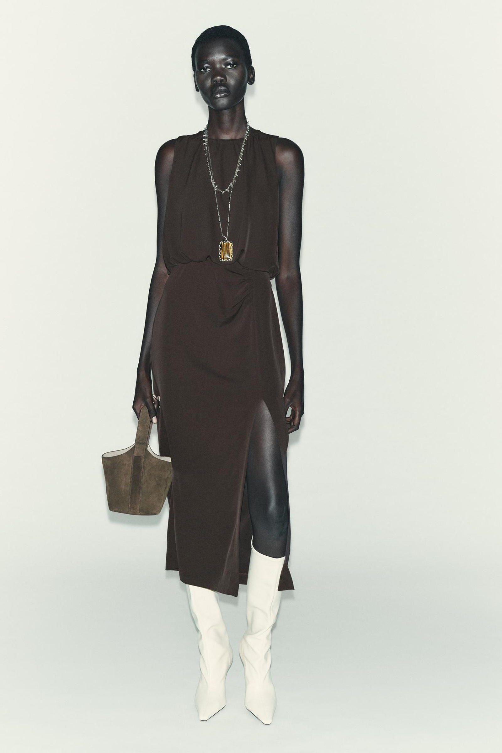 Vestido marrón de Zara.