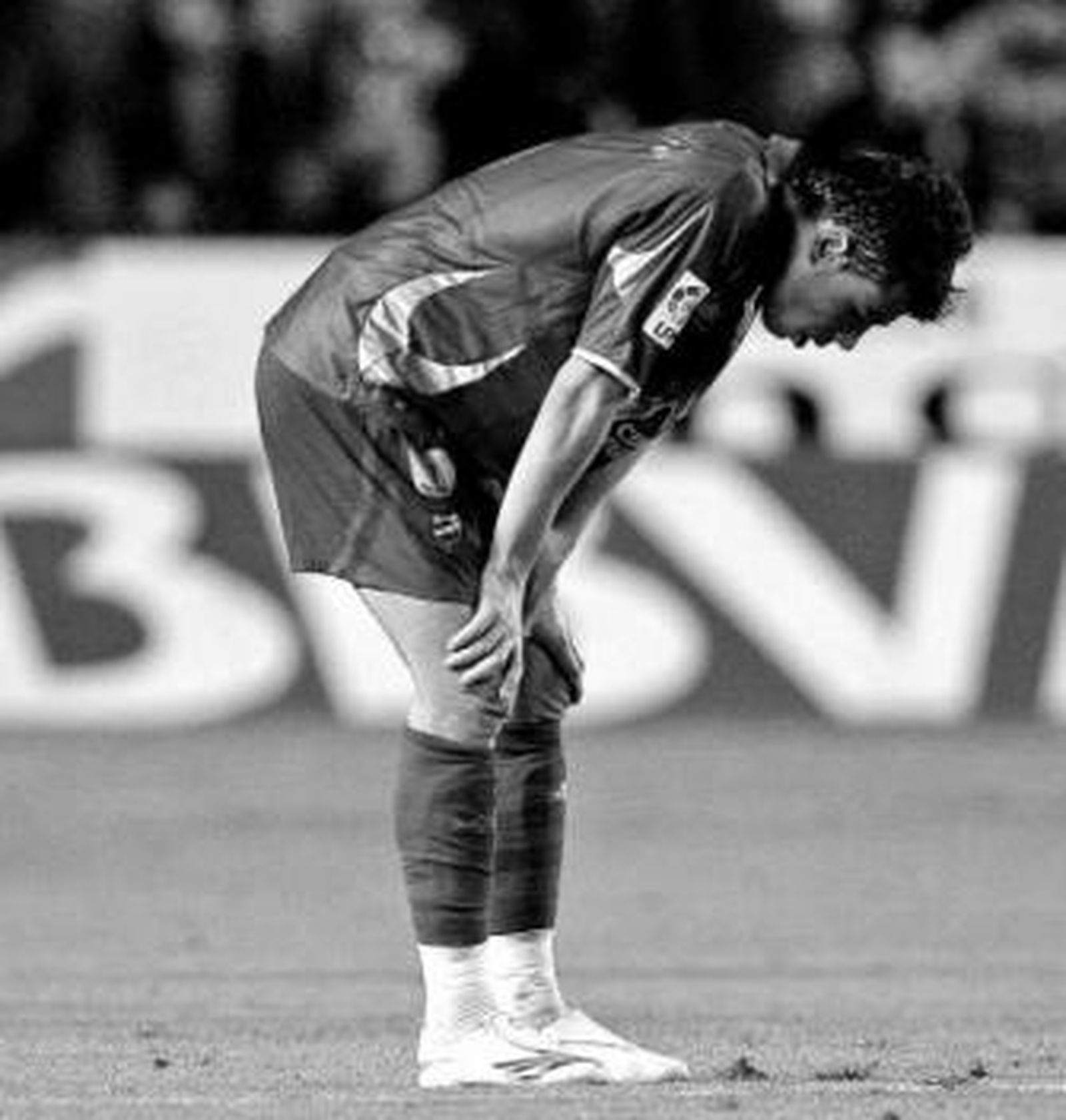 Javi Fuego se lamenta sobre el terreno de juego en un choque de Liga.