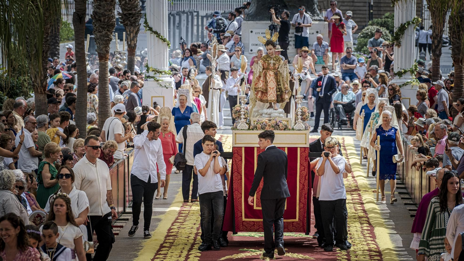 Búscate entre las imágenes del Domingo de Corpus en Cádiz