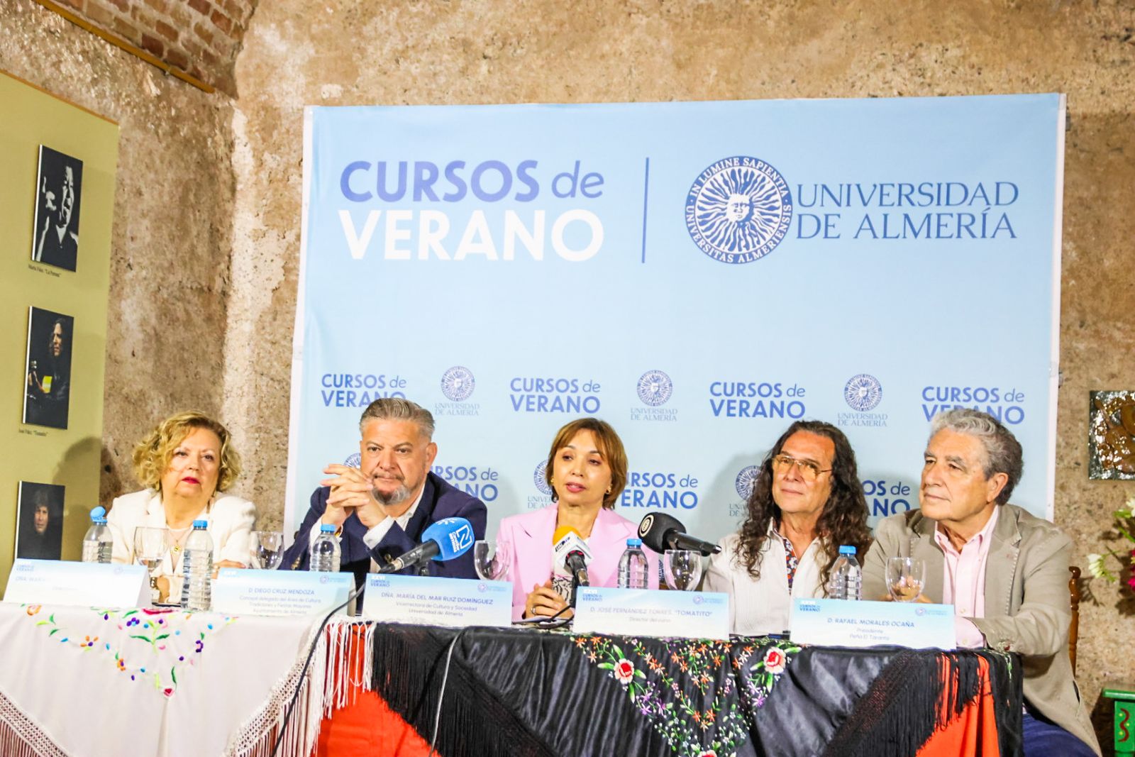 Carmen Hernández Porcel, Diego Cruz, María del Mar Ruiz, Tomatito y Rafael Morales durante la presentación del curso de verano.