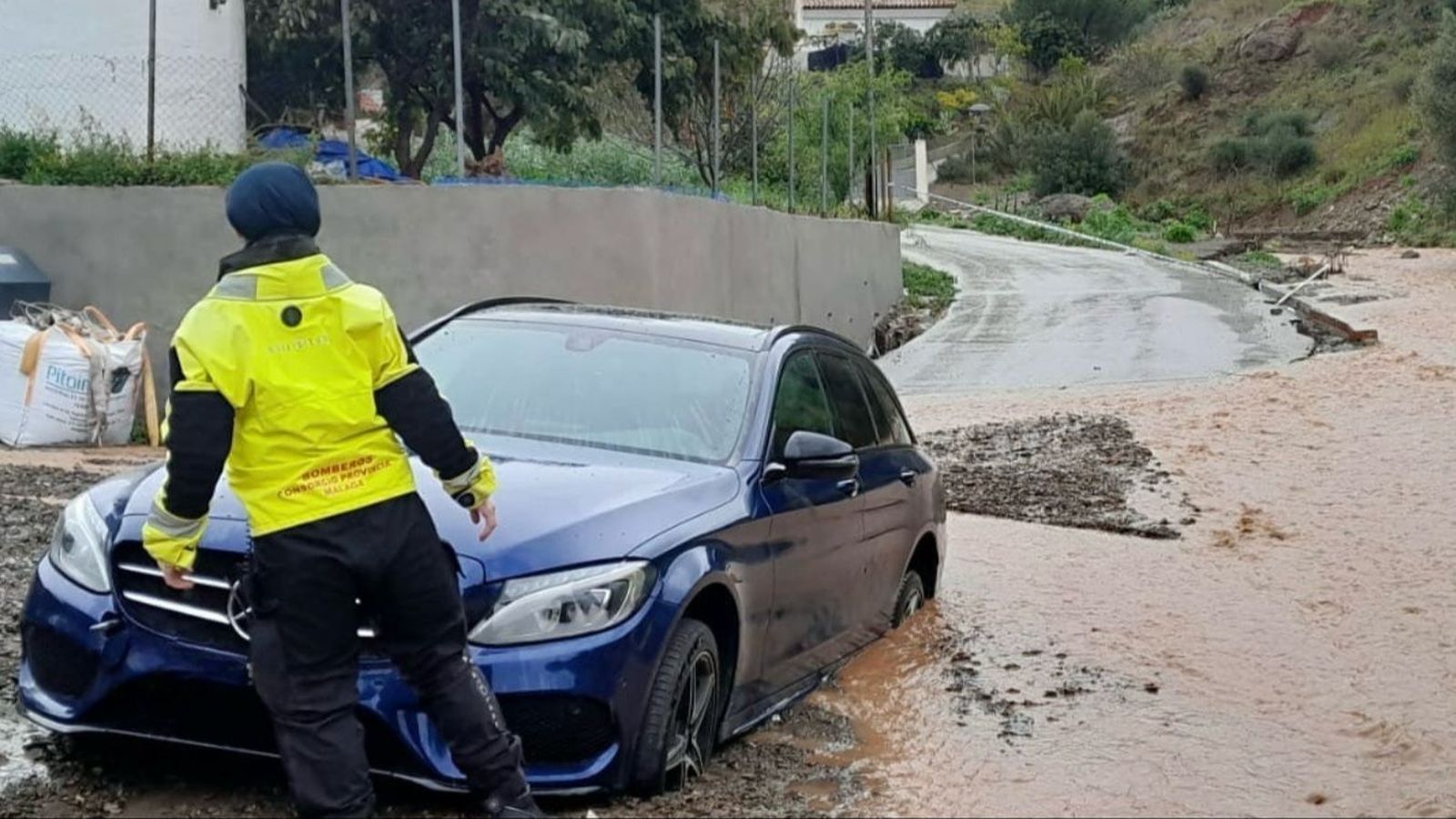 Rescate de un vehículo atrapado en Almogía
