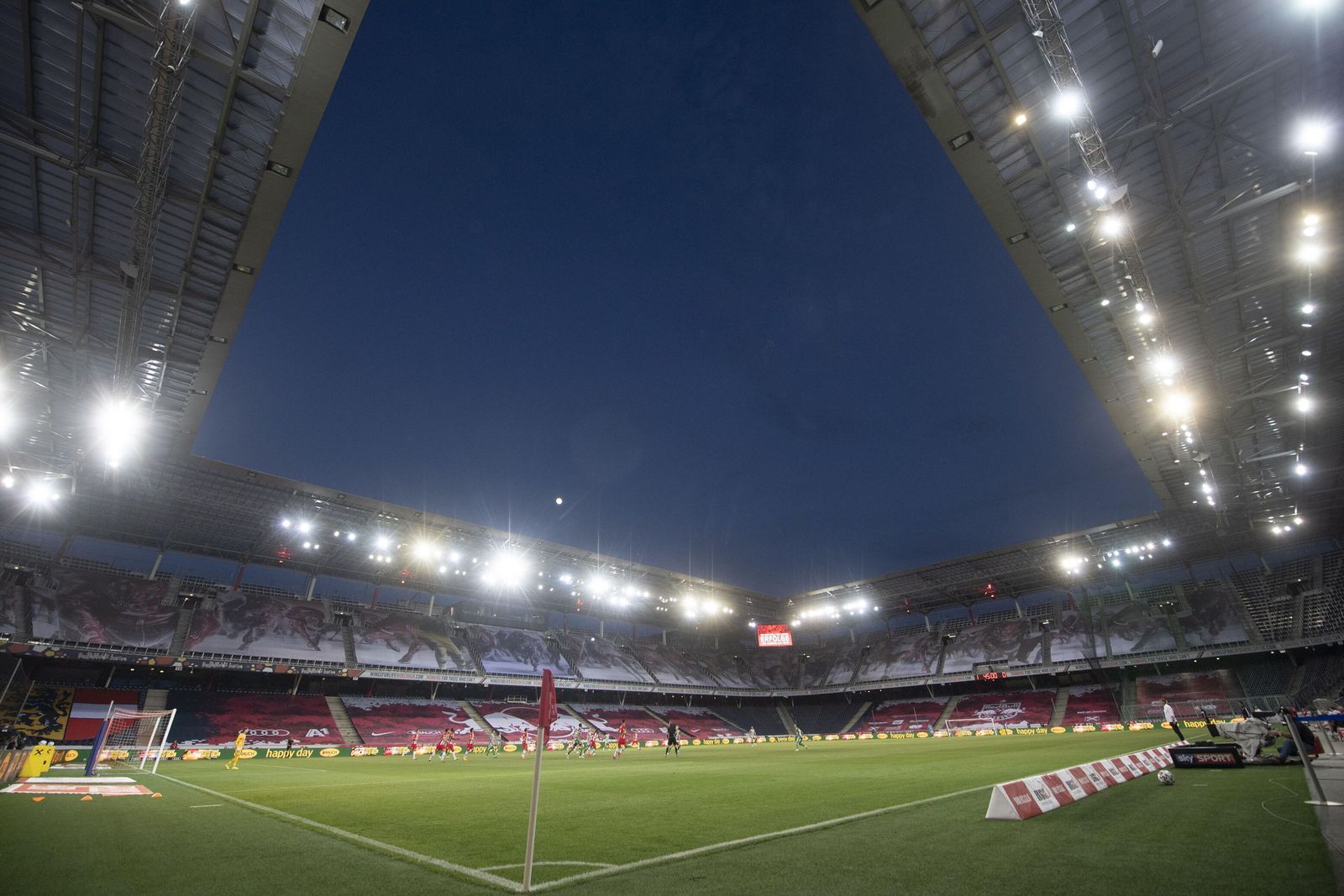 Imagen de un partido del Salzburgo en el Red Bull Arena sin espectadores.