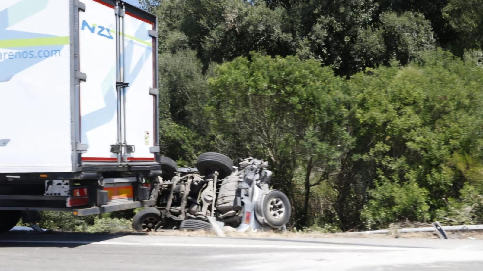 El todoterreno volcado en la A-381 junto al tráiler.