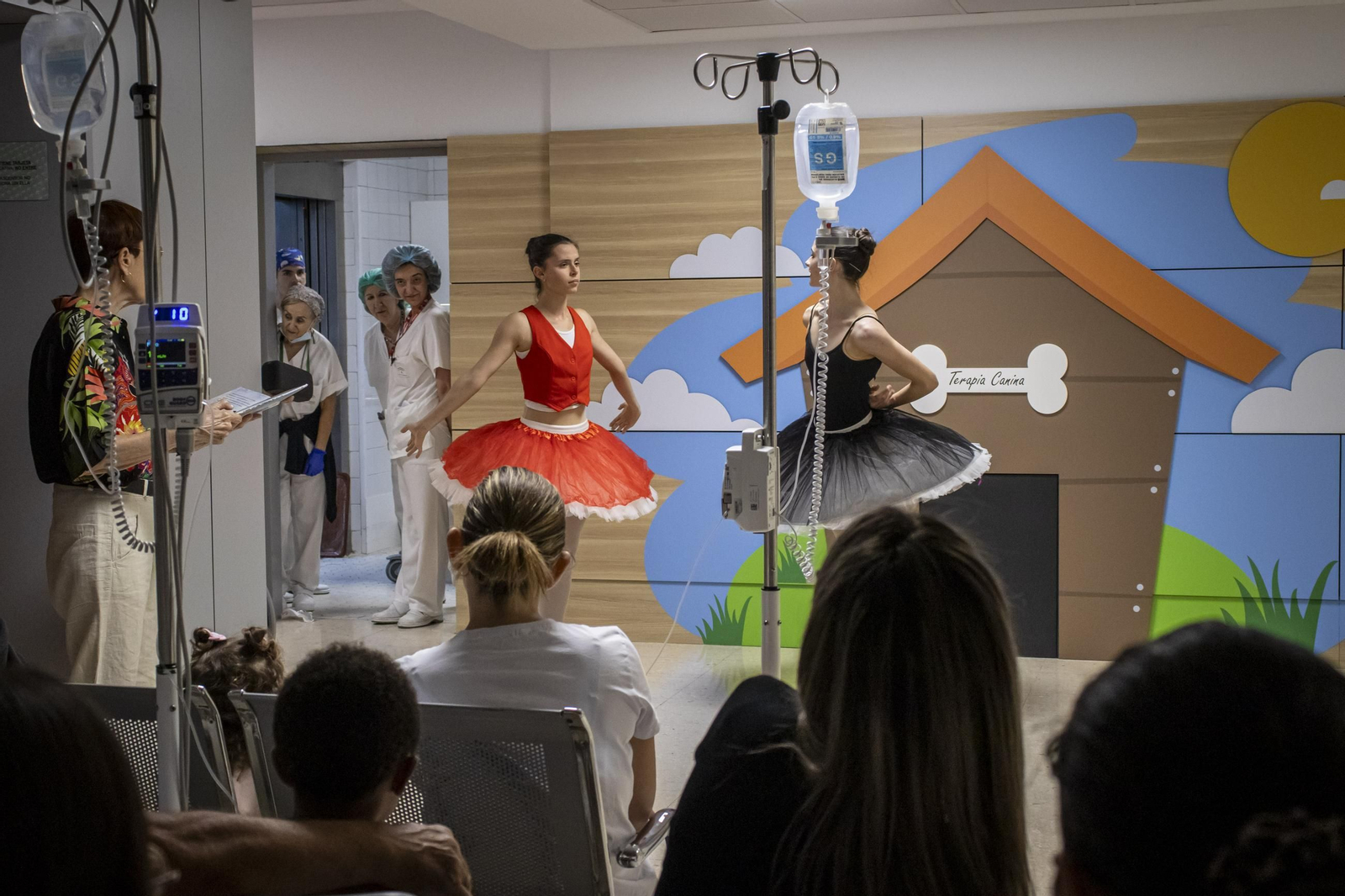 El Materno Infantil de Granada se llena de cuentos y danza de la mano del Fex