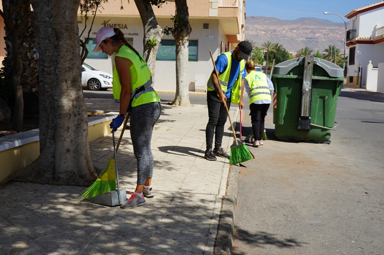 Jóvenes durante sus labores de limpieza en calles de la localidad.