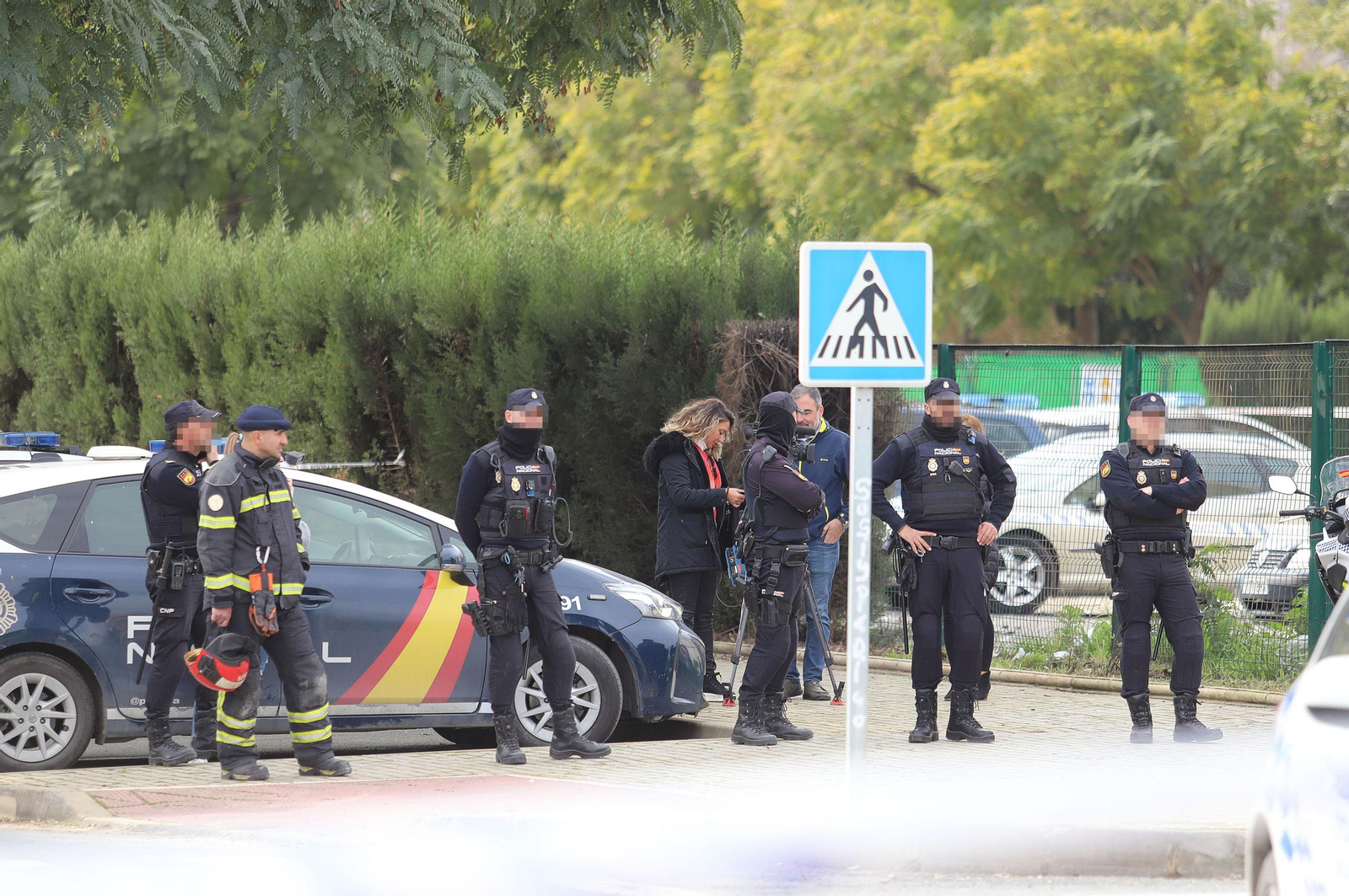 Imágenes del atrincherado que amenazaba con hacer estallar una bombona en el Torrejón, Huelva