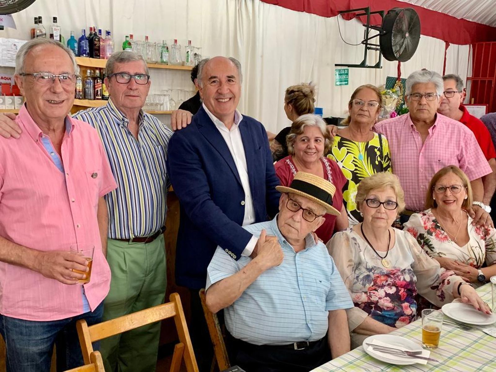 Antonio Quintero recibe el homenaje municipal.