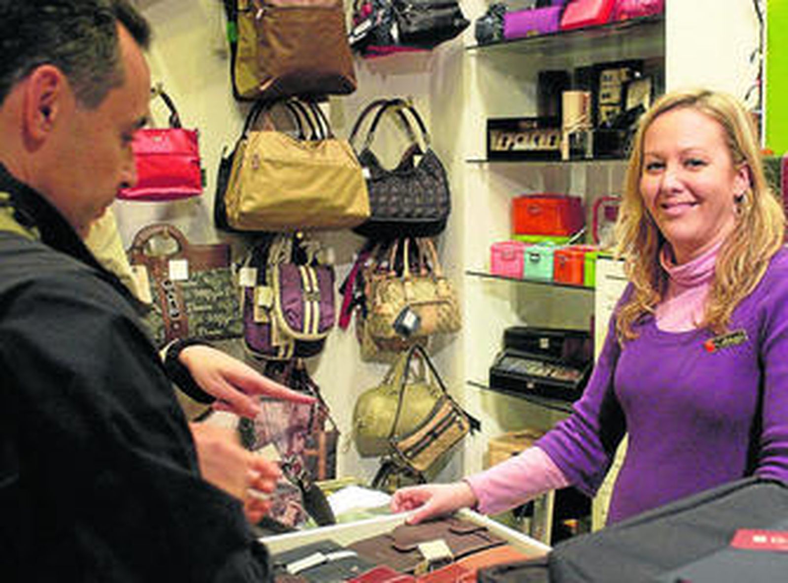 Una dependienta de la tienda de bolsos Casal.