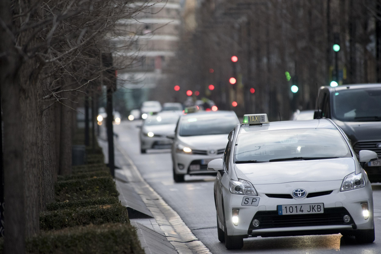Taxis circulando por la Gran Vía de Colón