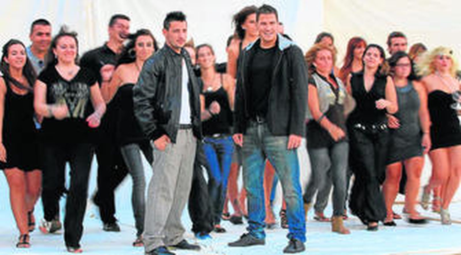 Los artistas gaditanos, con varios de los admiradores que acudieron al posado.