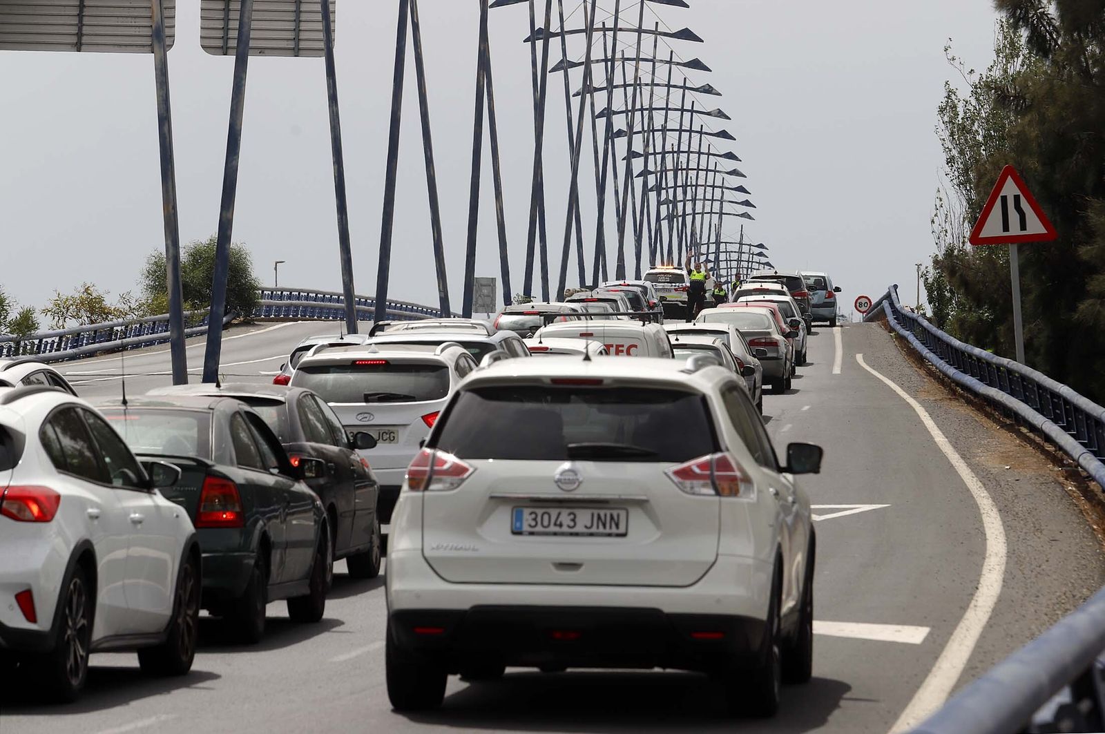 Imágenes de las retenciones provocadas por un accidente en el puente del Odiel