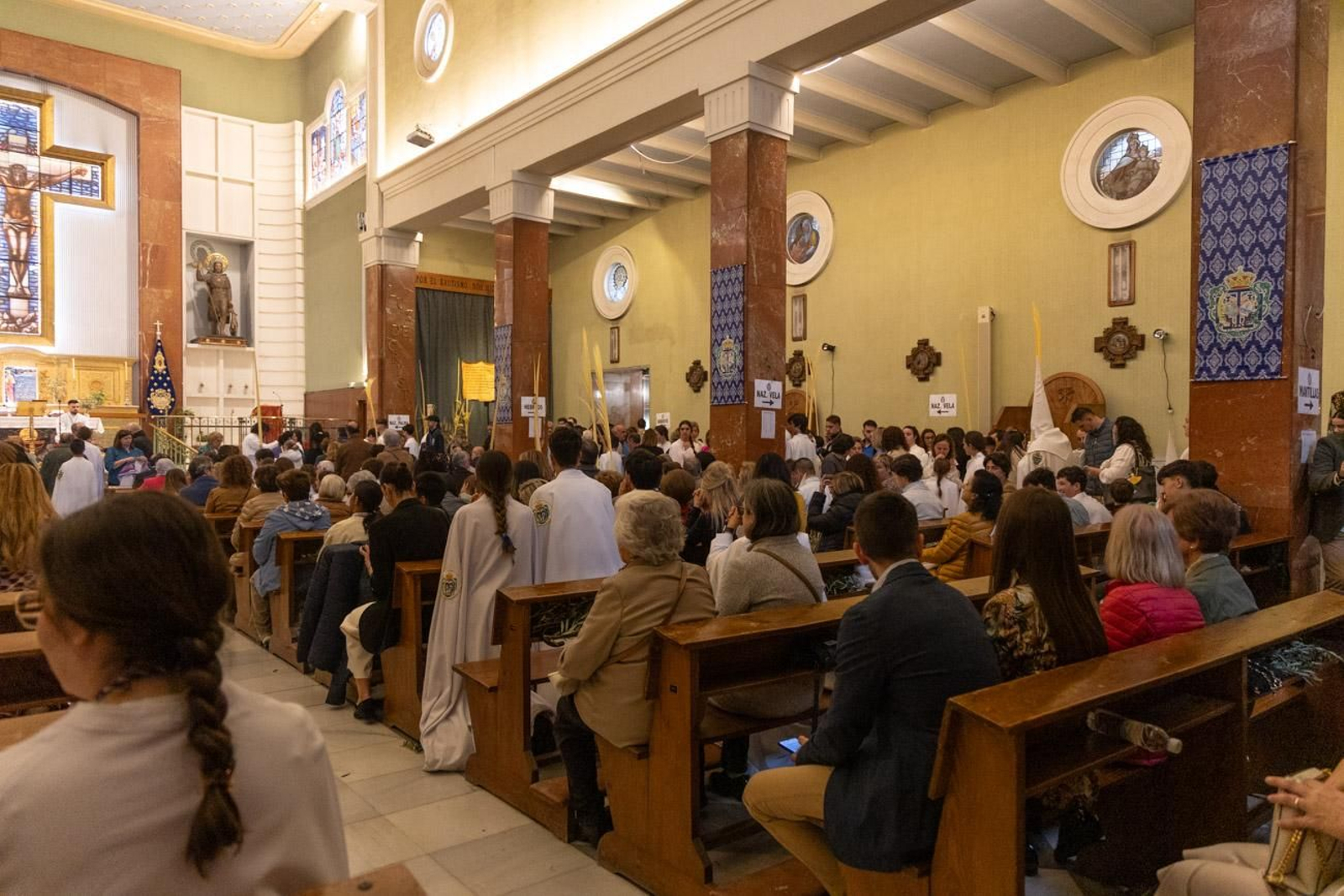 Los jiennenses se echan a la calle para presenciar la primera de las procesiones de la jornada: la Borriquilla (I)