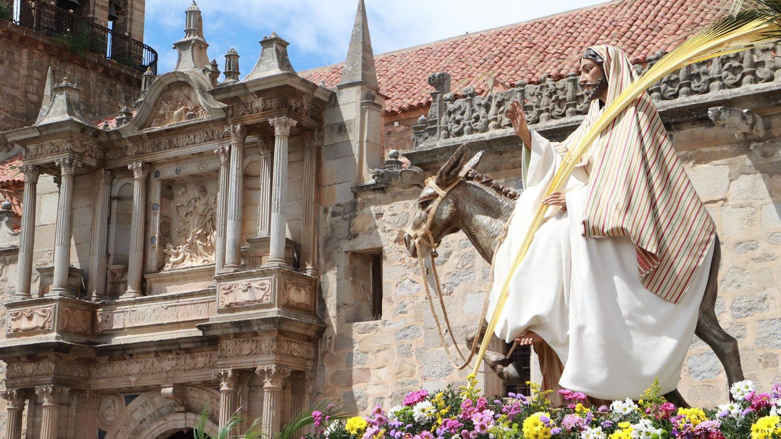 La Borriquita recorre las calles de Hinojosa del Duque.