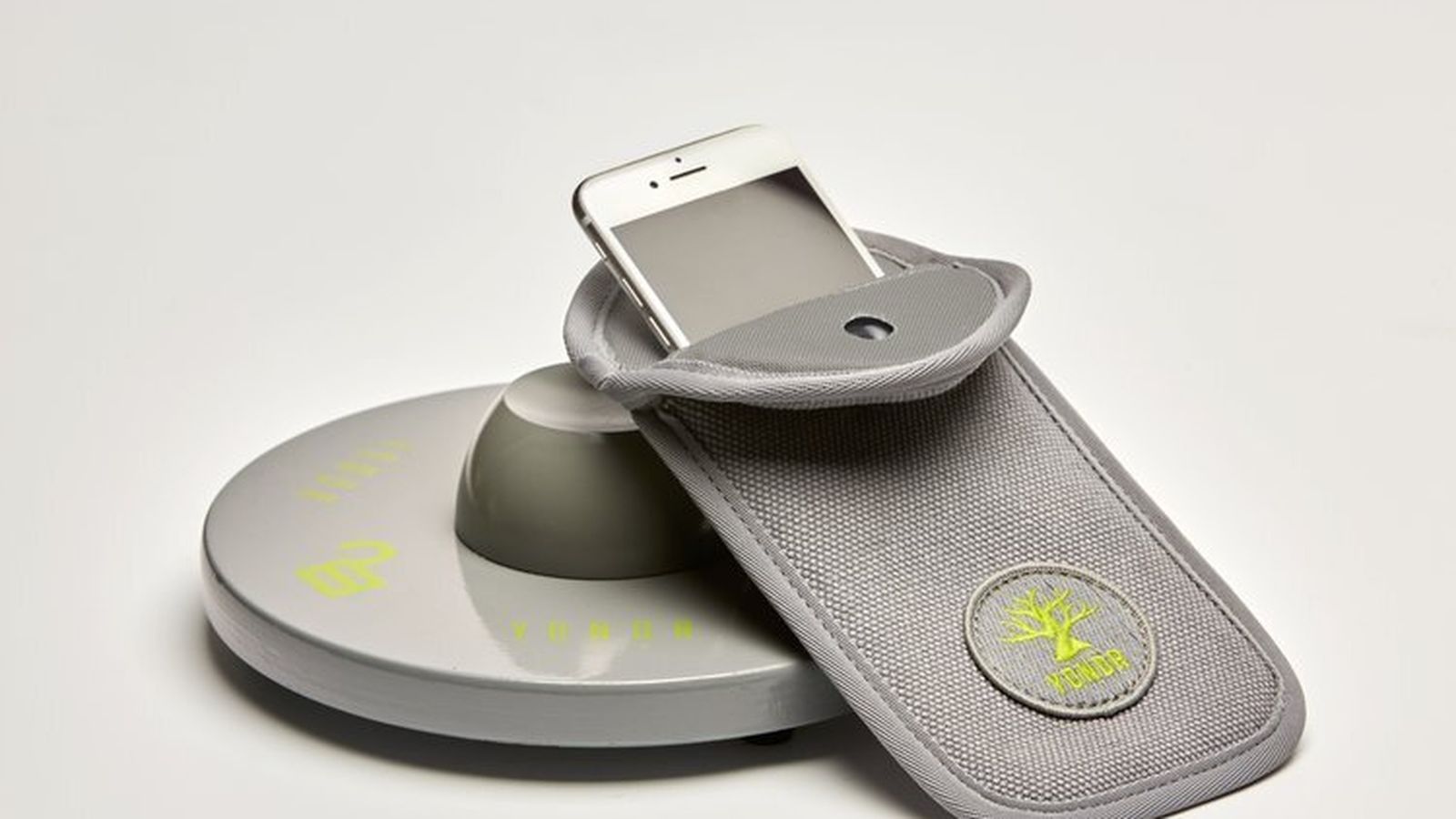 Imagen de la web oficial de Yondr. Funda del móvil junto al dispositivo que la desbloquea