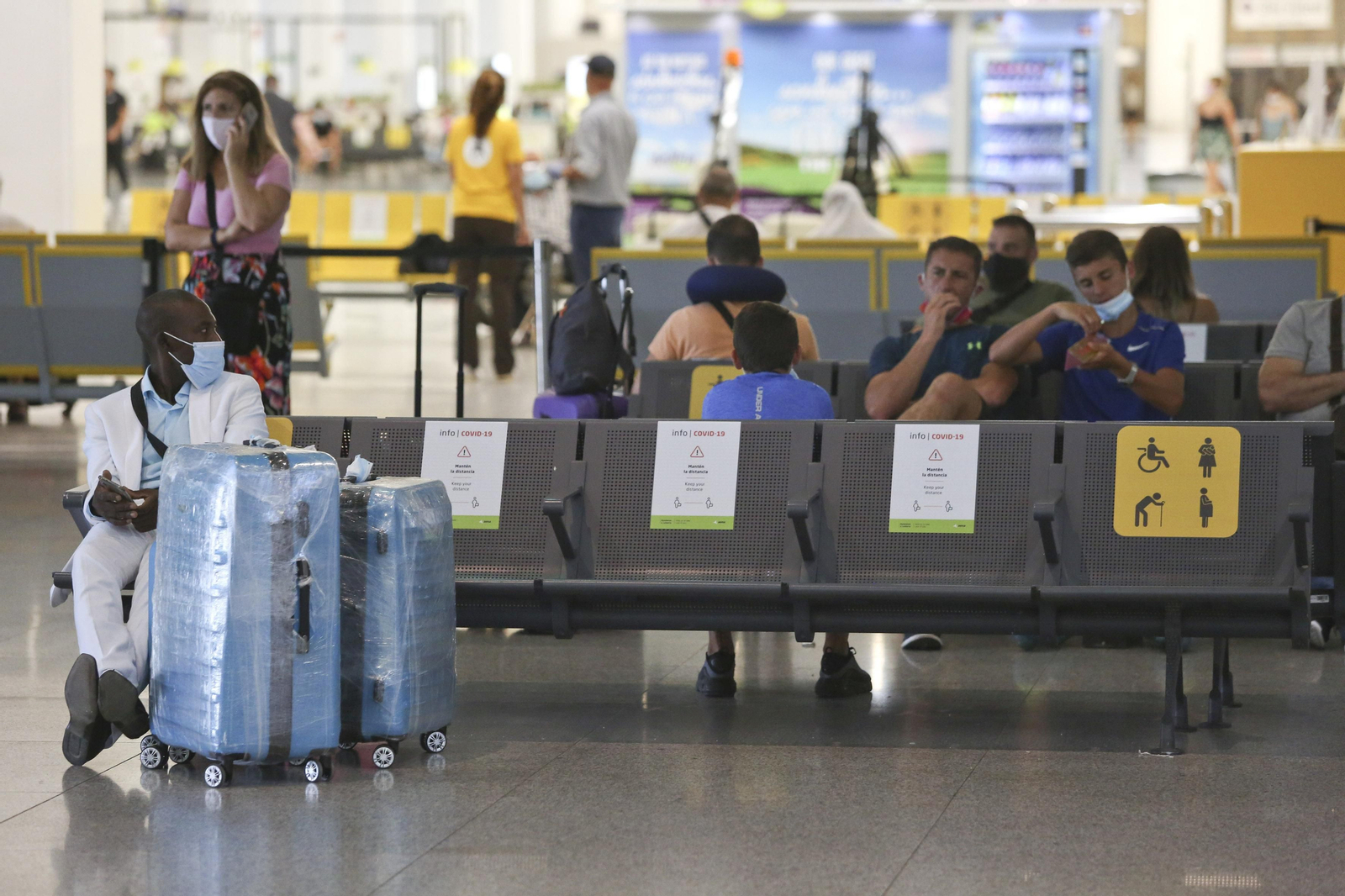 Varias personas en el aeropuerto de Málaga.