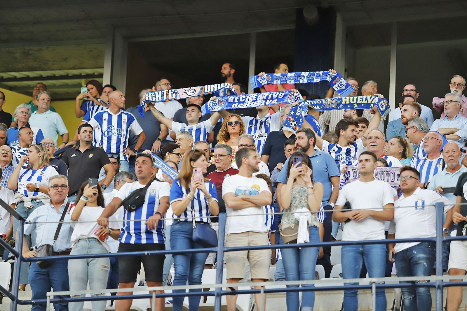 Ambiente en las gradas del Nuevo Colombino en el Recreativo de Huelva y Málaga