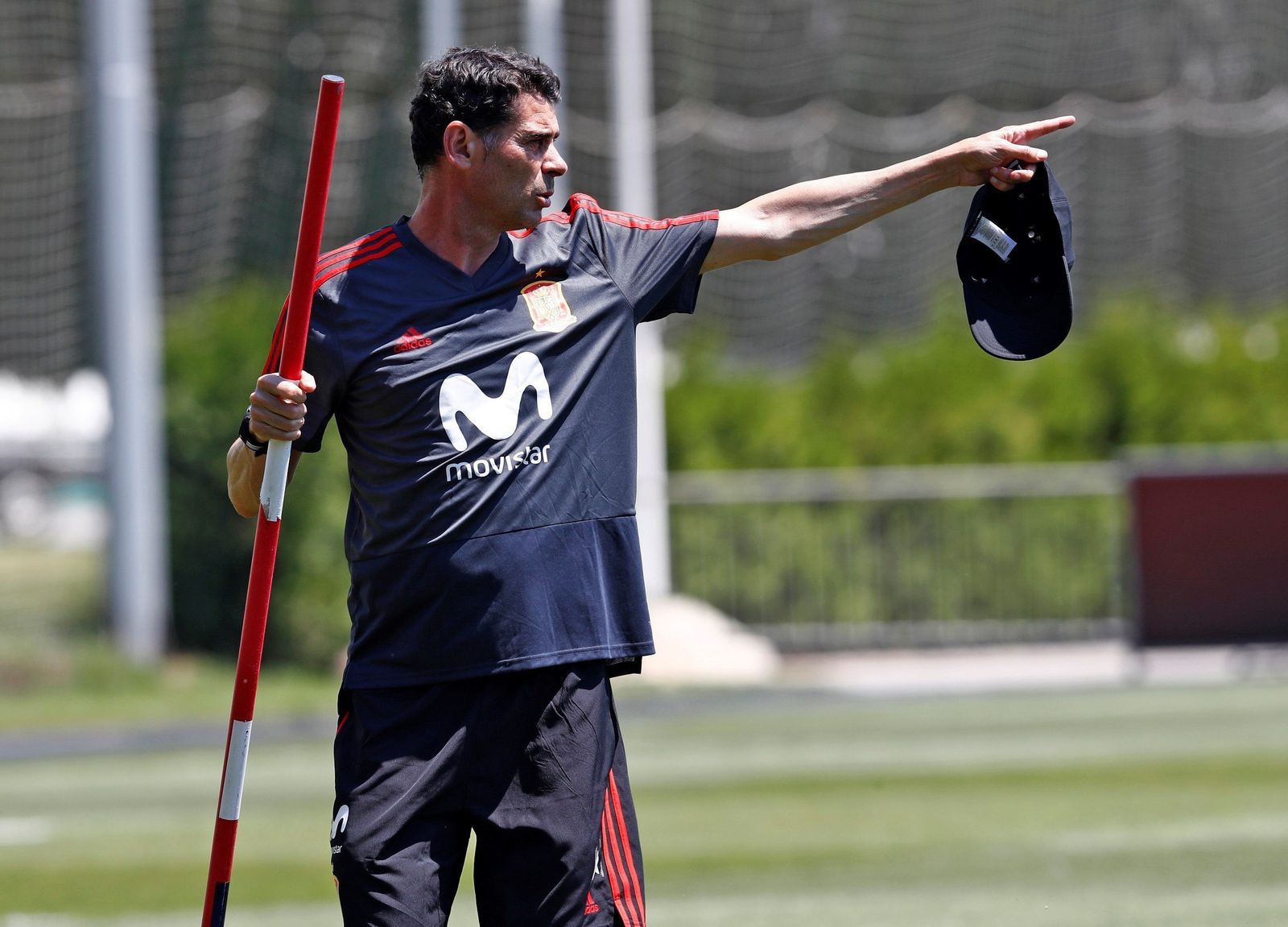Fernando Hierro realiza algunas indicaciones durante un entrenamiento.