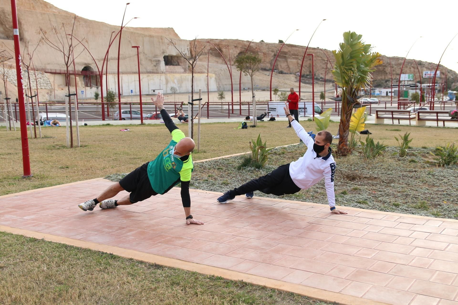 Fotogalería de los gimnasios urbanos en los parques de Almería.