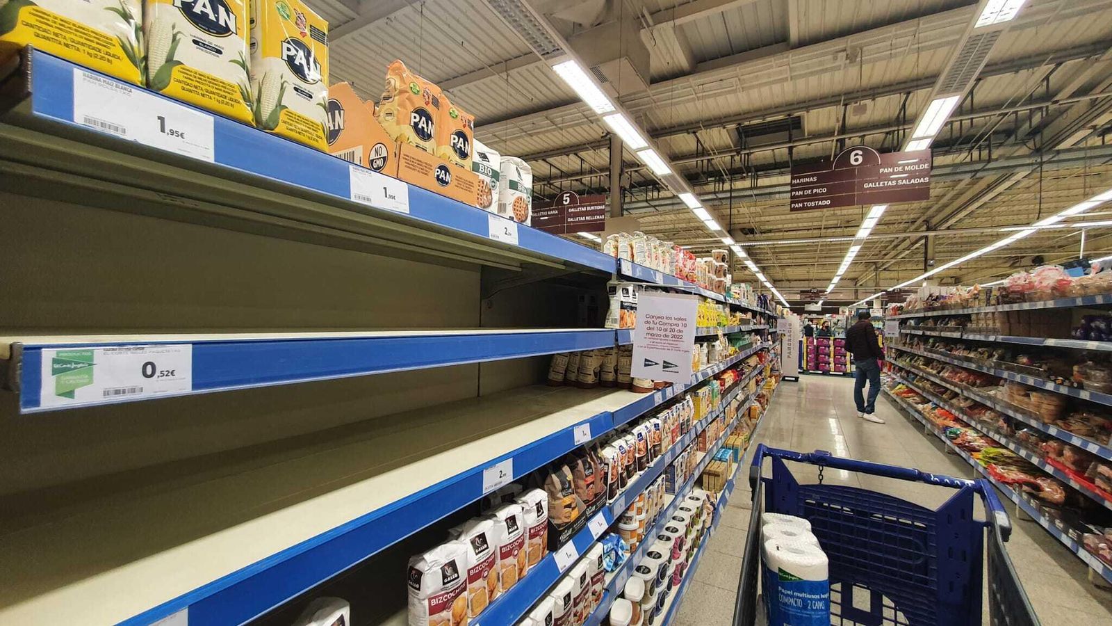 Estantes vacíos en un supermercado.
