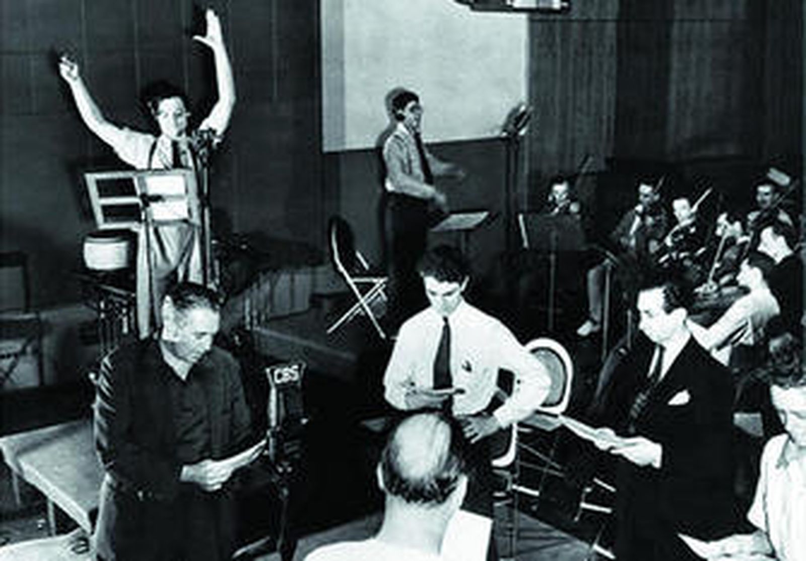 Orson Welles, acompañado de las treinta voces que hicieron el programa 'La guerra de los mundos'.