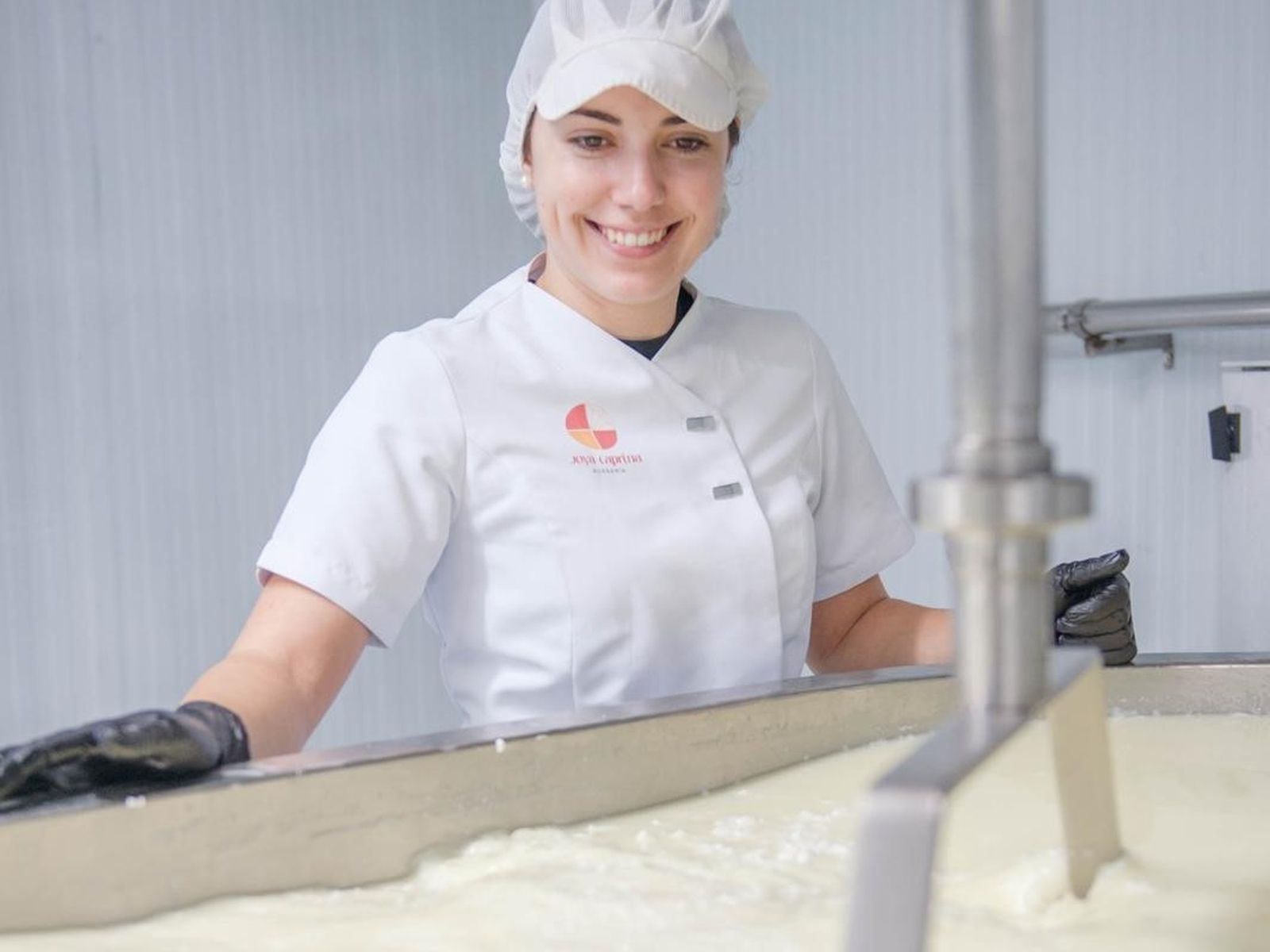 Cintía García observa el proceso de elaboración de sus quesos.