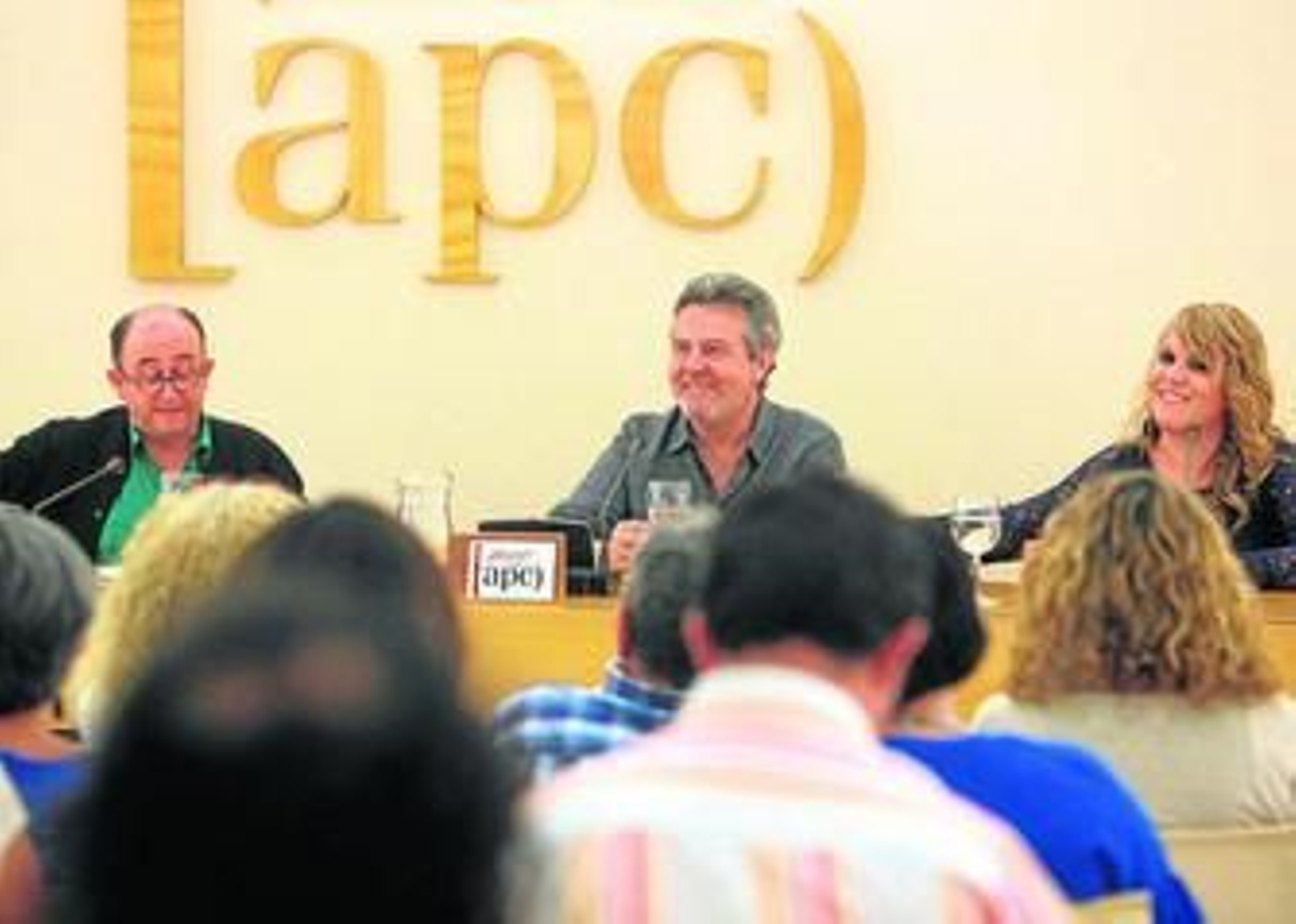 El escritor Felipe Benítez Reyes, flanqueado por Rafael Román y Rosario Troncoso.