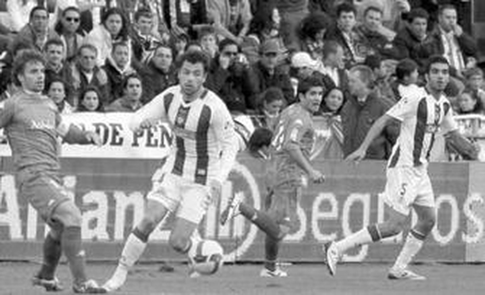 Los albiazules Javi Fuego (con el balón) y Bouzón (d) serán baja segura el domingo.