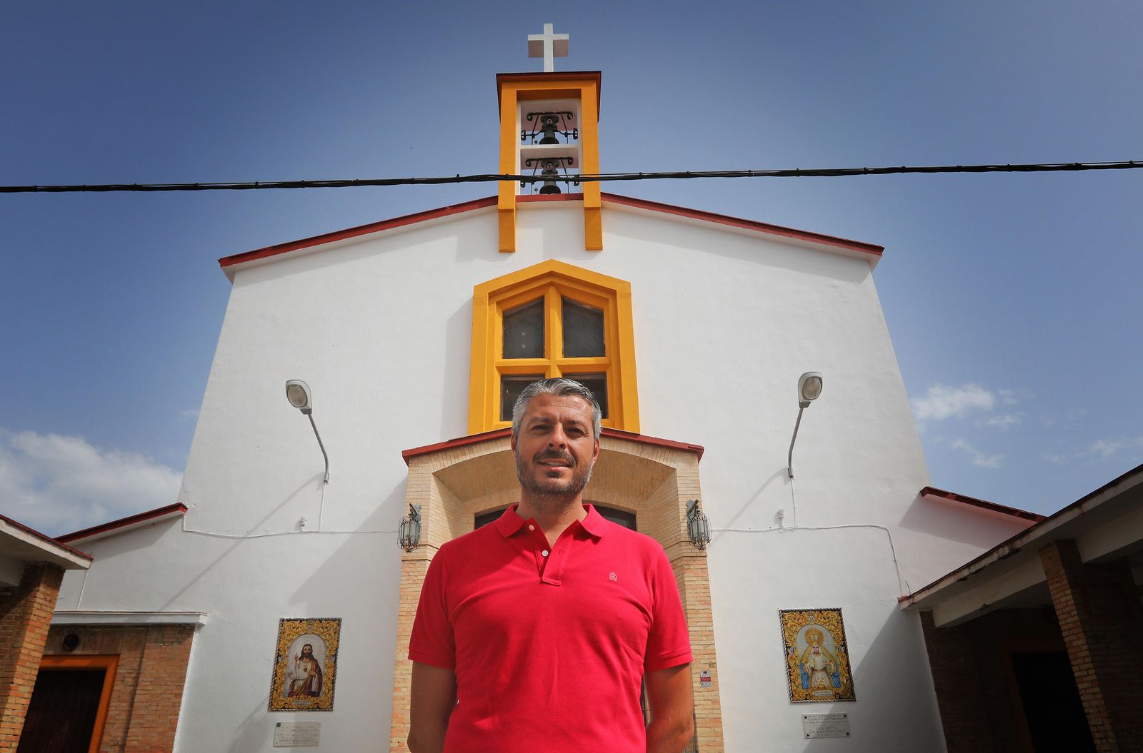 Manuel Jesús Tristán delante de la parroquia de Las Viñas.