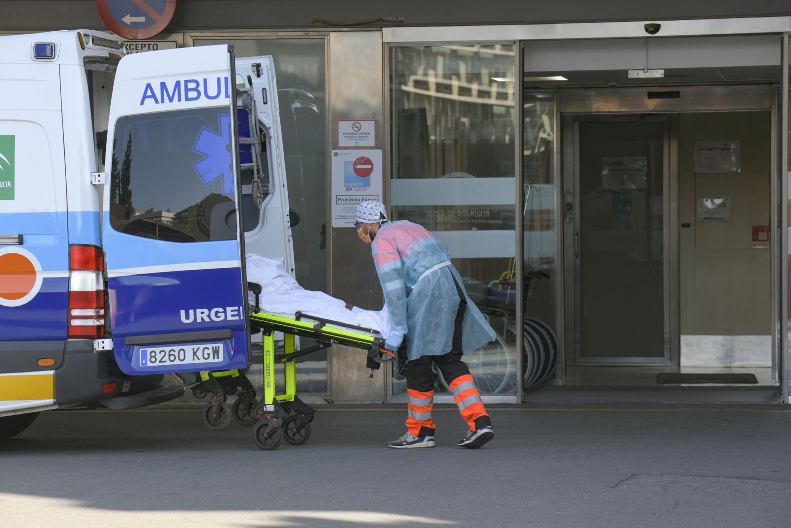 Clínico y Virgen de las Nieves de Granada tienen 14 salas Covid menos que en el pico de la segunda ola