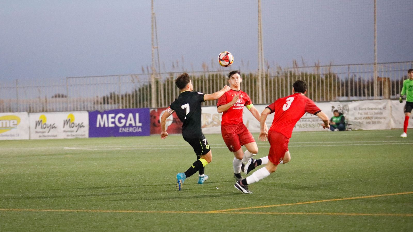 Berenguel intenta cortar un esférico ante el avance de Juanjo Linares.