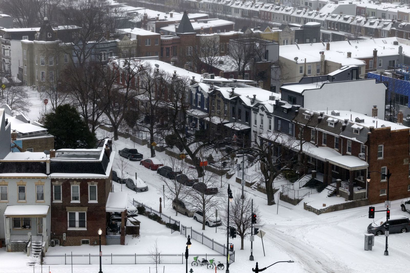 Las gélidas y blancas imágenes que deja la tormenta monstruosa en los EEUU
