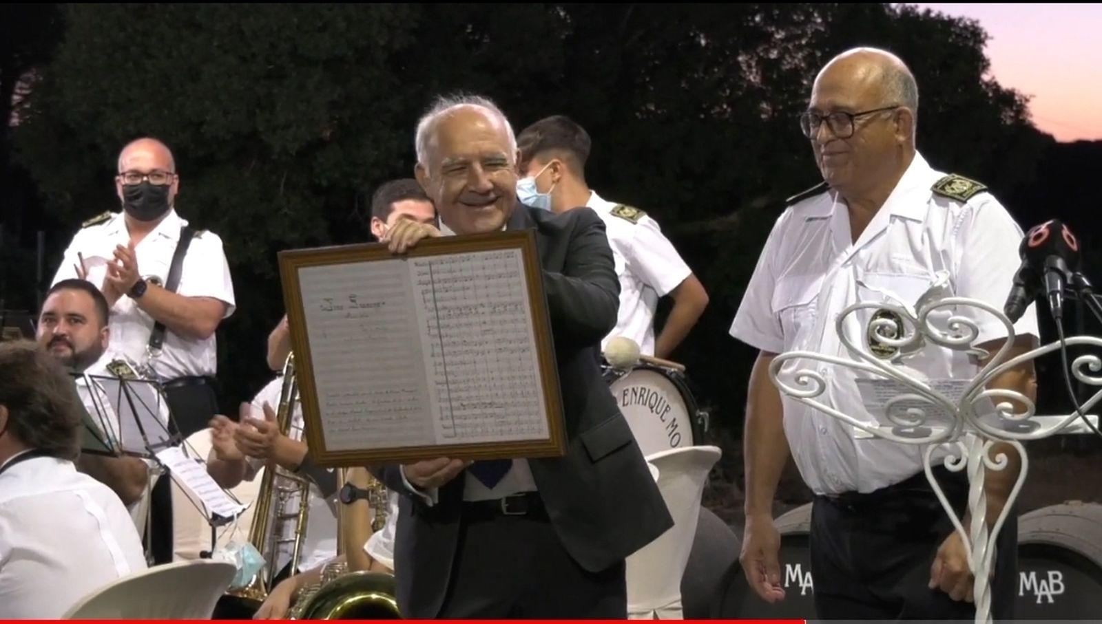 El gerente de la bodega, Sebastián Aragón, muestra las partituras del pasodoble junto a la Banda Municipal, durante el acto celebrado el pasado sábado.