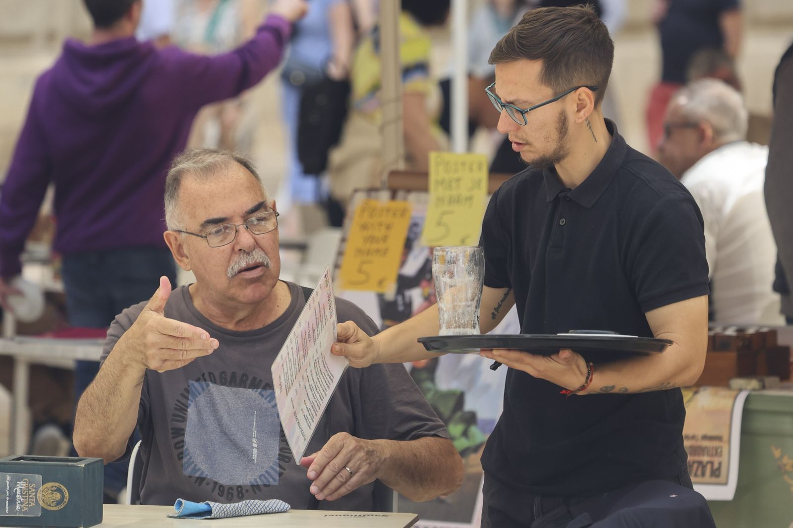 Un camarero atiende a un cliente en Málaga.