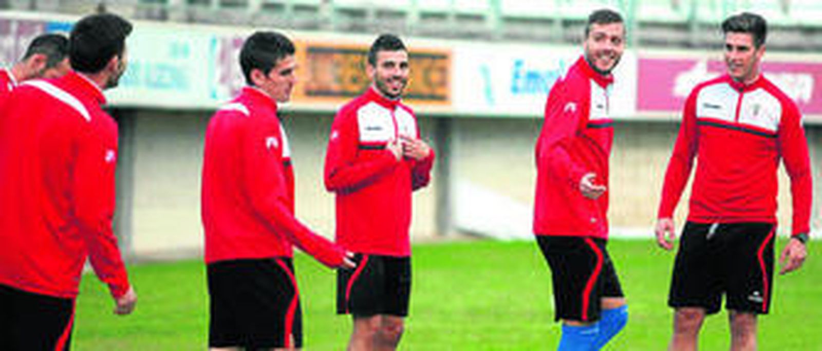 Jugadores del Algeciras charlan durante el entrenamiento de ayer.