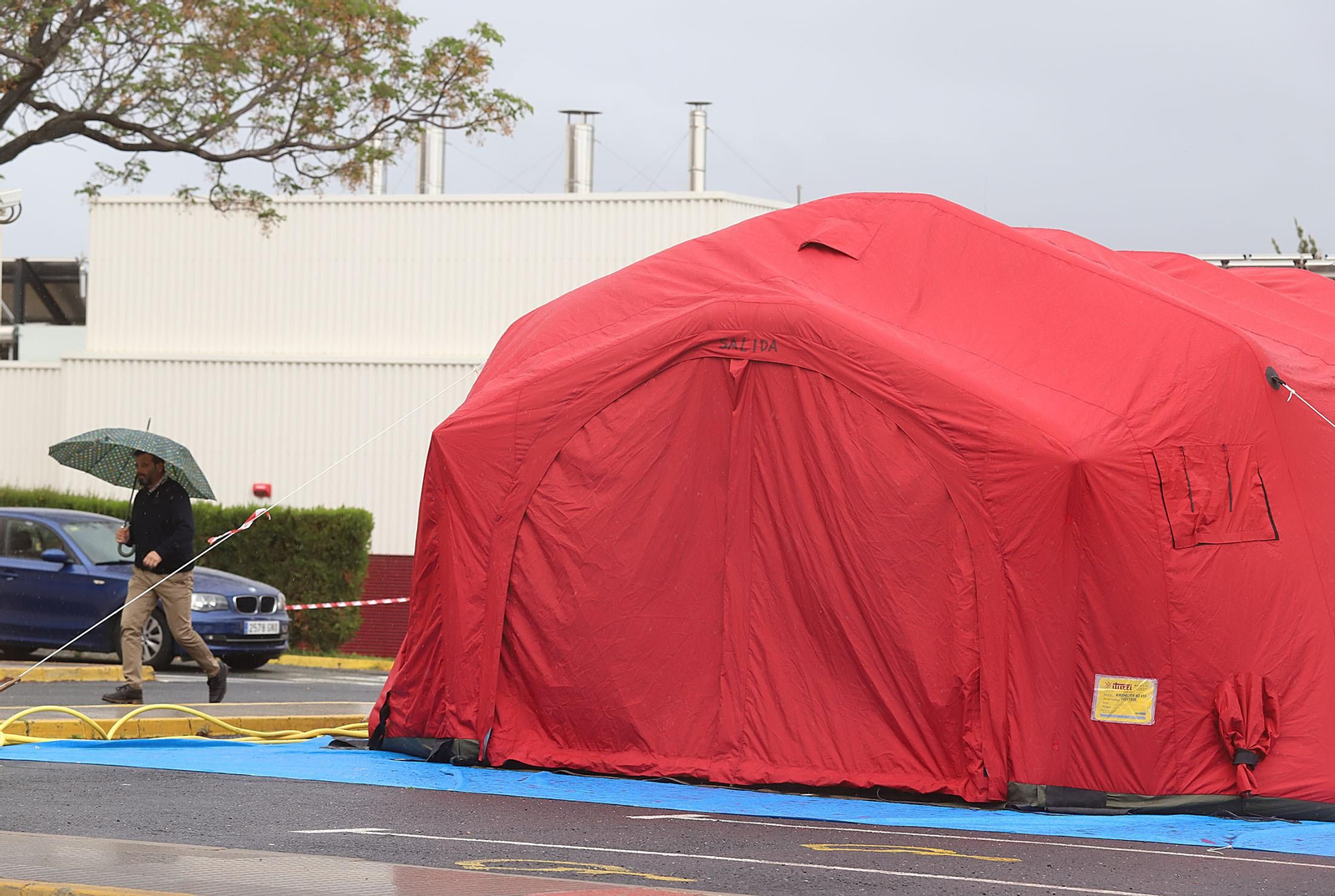 Carpa habilitada junto a las Urgencias del Infanta Elena.