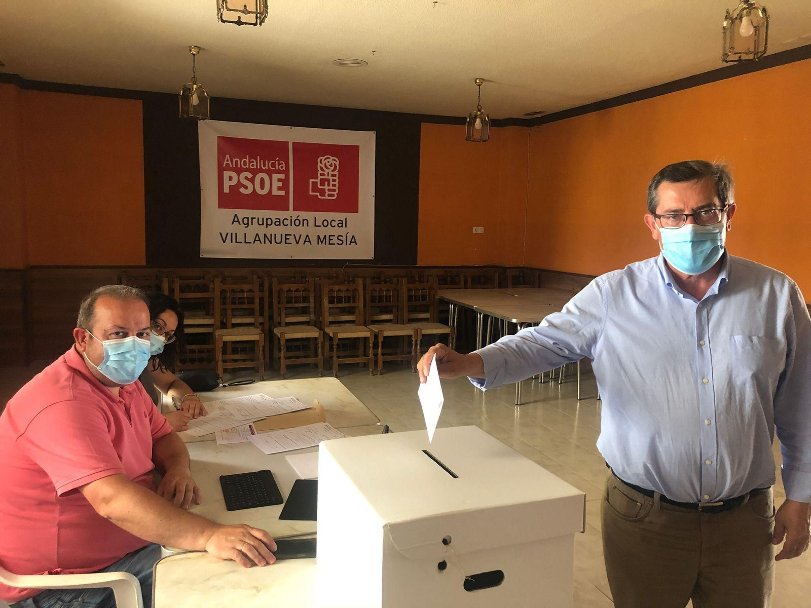 El secretario general del PSOE de Granada, José Entrena, durante la votación de las primarias andaluzas.