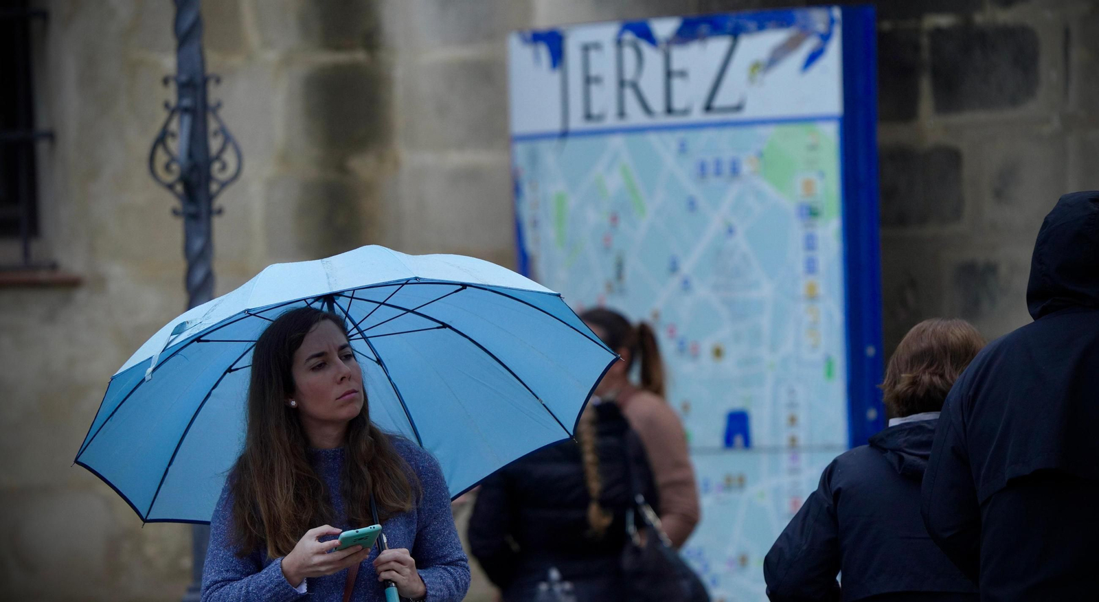 Una mujer con paraguas, ayer en el centro de Jerez.