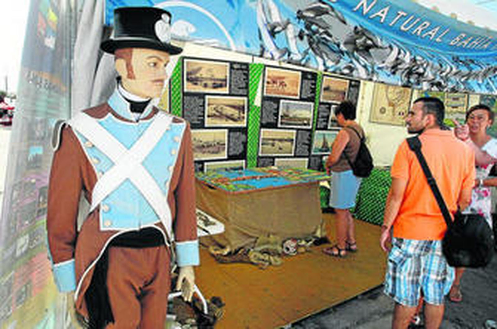 Un maniquí con el uniforme de la Guardia Salinera preside el 'stand' de la Delegación de Medio Ambiente.