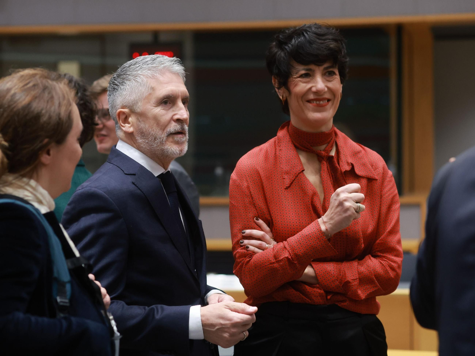 Los ministros del Interior, Fernando Grande-Marlaska, y de Seguridad Social e Inmigración, Emma Saiz, este lunes en Bruselas.