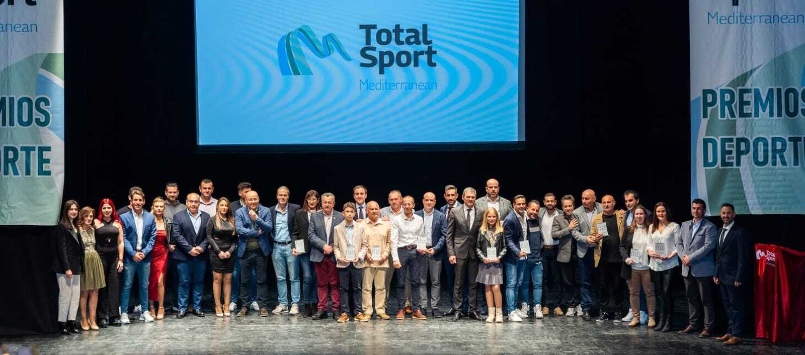 Foto de familia con los deportistas premiados durante la gala del Deporte del Levante Almeriense.